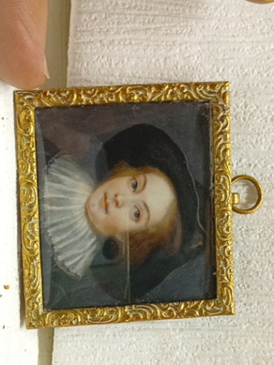 لوحة زيتية مصغرة لبورتريه امرأة من القرن السابع عشر أو الثامن عشر بإطار ذهبي مزخرف