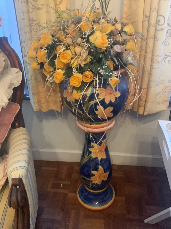 Vase en céramique bleu cobalt avec motifs floraux dorés sur piédestal assorti