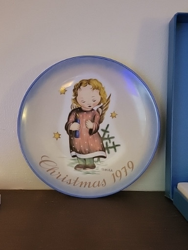 Porcelain collector plate titled 'Starlight Angel' by Sister Berta Hummel, Christmas 1979 edition
