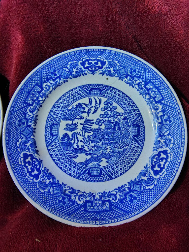 Ceramic bread and butter plate with 'Blue Willow' pattern by Royal China (USA)
