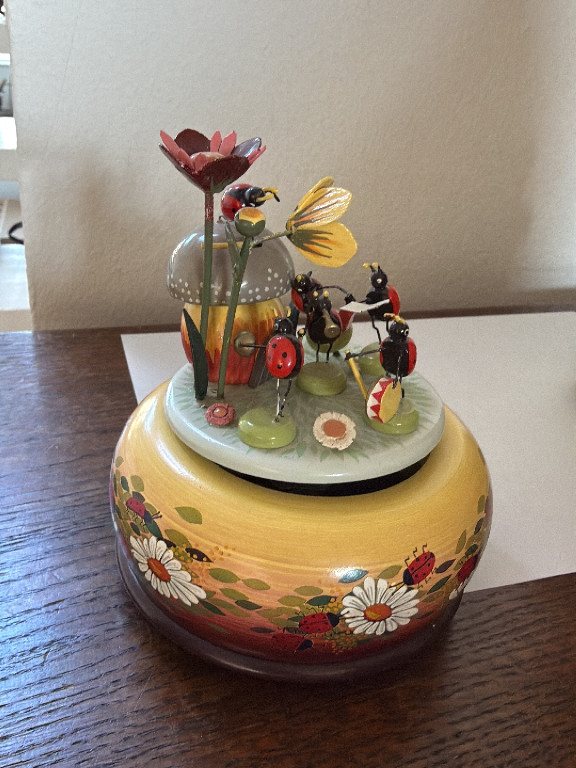 Holz-Spieluhr mit Marienkäfer-Band aus dem Erzgebirge