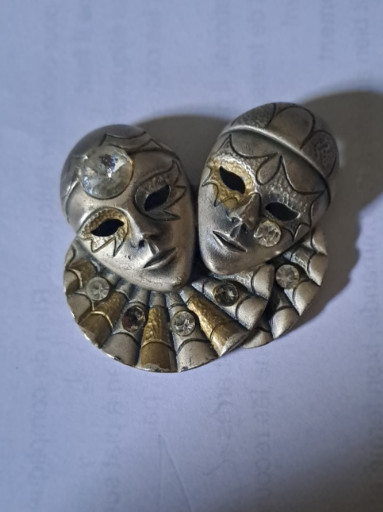 Broche vintage en métal représentant deux masques de Pierrot vénitiens avec strass