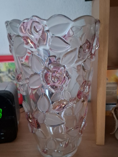 Kristallvase 'Bella Rosa' von Mikasa mit rosa Rosen und mattierten Blättern