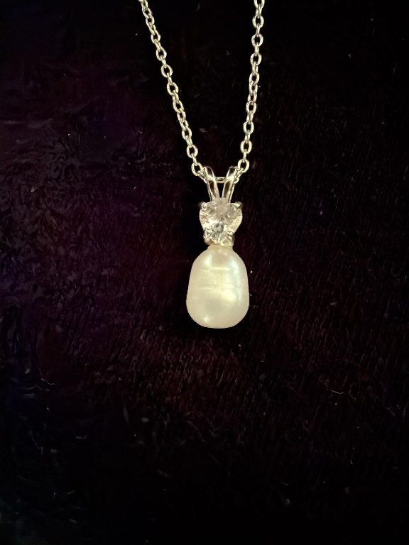 Pearl and diamond pendant necklace in white gold or platinum setting