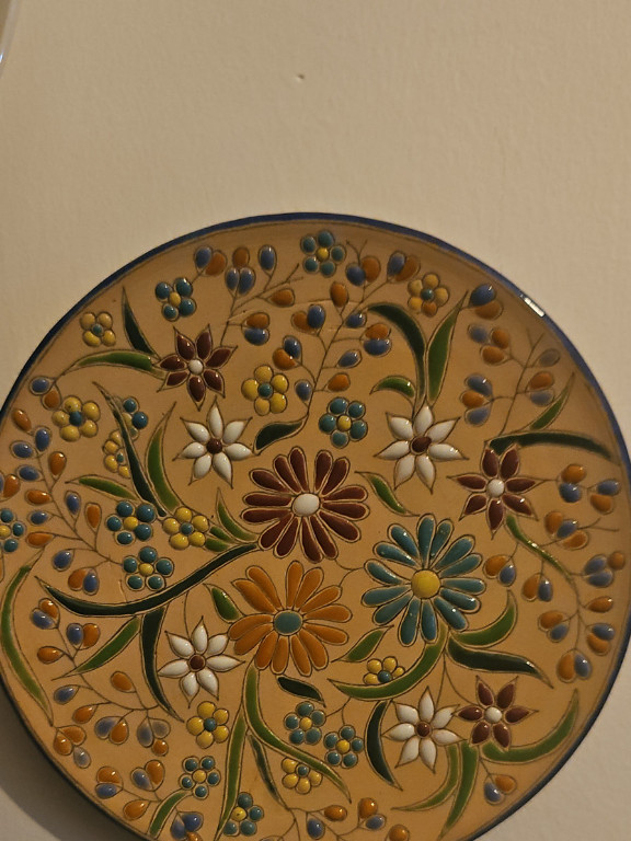 Plato de cerámica decorado con técnica de cuerda seca, estilo toledano