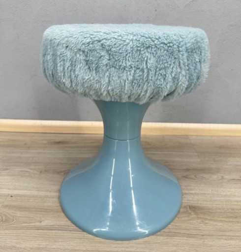 Sgabello vintage in plastica con rivestimento in pelliccia sintetica, anni '70