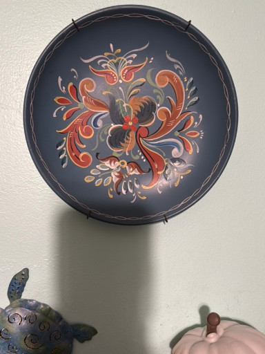 Wooden decorative plate with Norwegian Rosemaling folk art painting