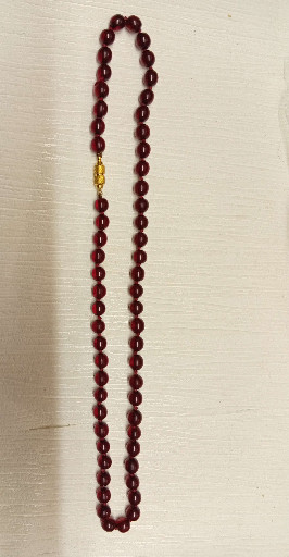 عقد من خرز العقيق الأحمر أو الكالسيدوني مع قفل ذهبي اللون