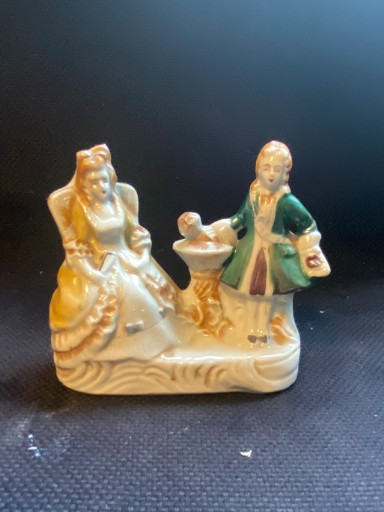 Porselein beeldje met hoofs koppel in Rococo-stijl