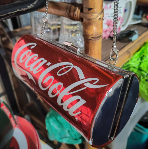 Bolso tipo barril con forma de lata de Coca-Cola Classic con correa de cadena removible
