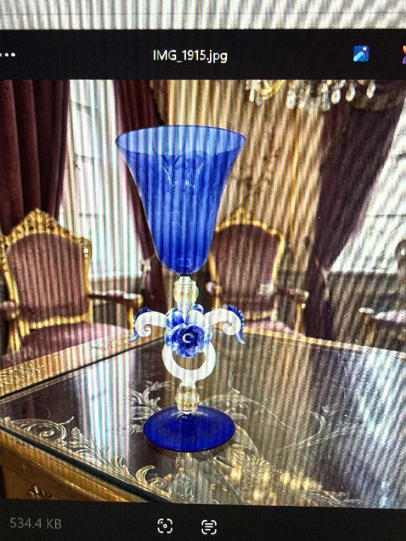 Calice in vetro di Murano blu con decorazione floreale applicata