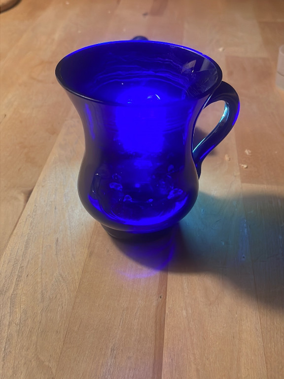 Boccale in vetro soffiato blu cobalto con manico applicato