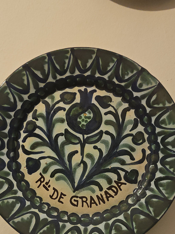 Plato decorativo de cerámica con diseño floral de Granada, España