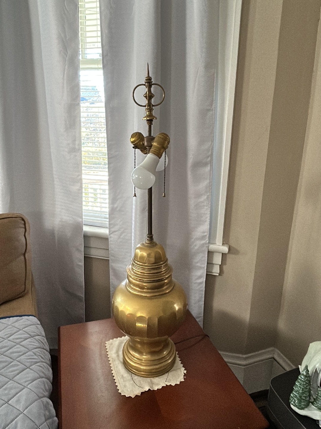 Brass urn-shaped table lamp