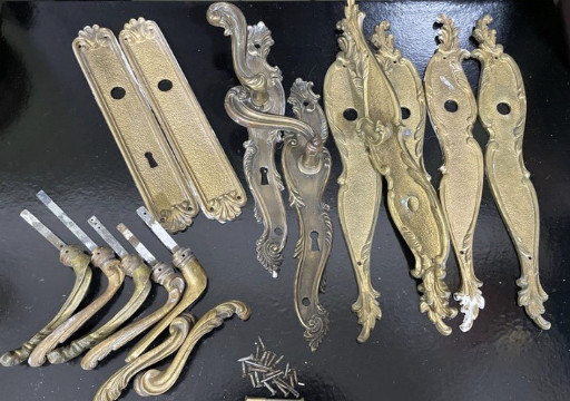 Set di maniglie e placche per porte in ottone stile Art Nouveau, anni '50