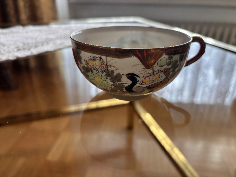 Japanische Satsuma-Porzellantasse mit handgemalter Wachtel-Dekoration