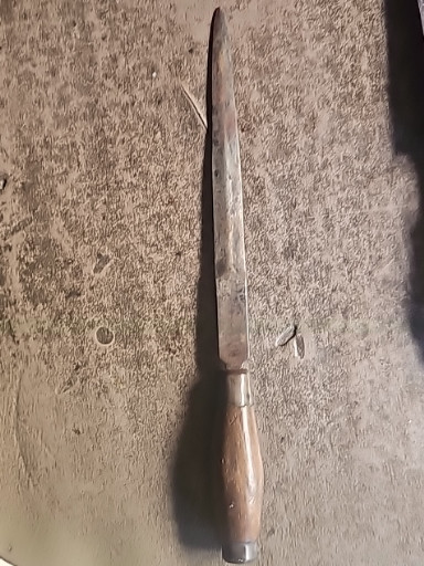 Daga antigua de acero con mango de madera
