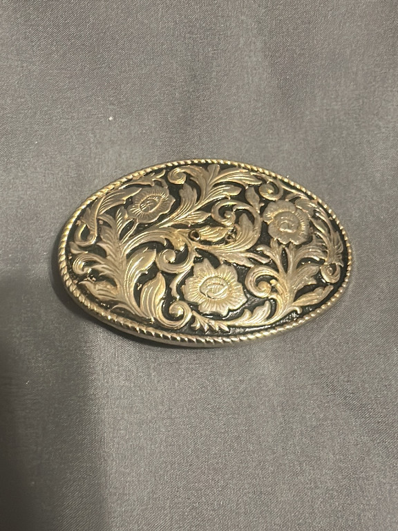 Metal belt buckle with floral design
