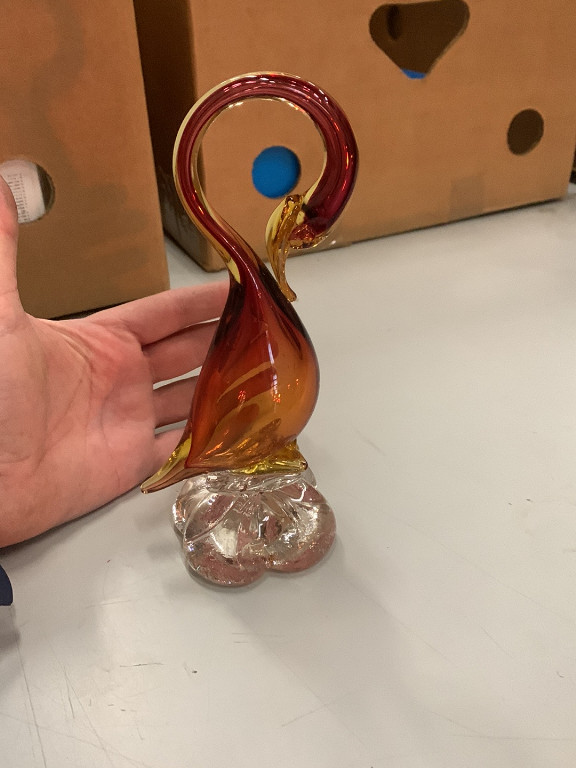 Figurine en verre de Murano représentant un oiseau stylisé (cygne ou canard) avec dégradé rouge-orange et base aventurine