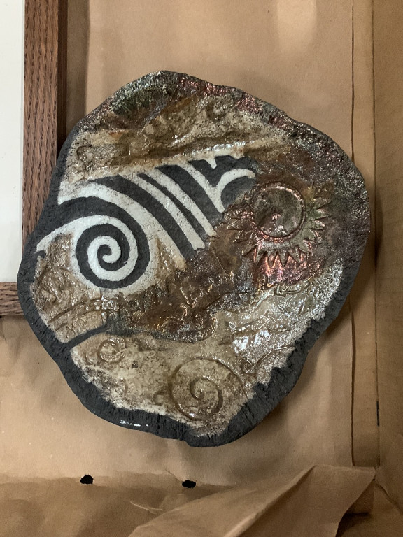 Vide-poche en céramique Raku avec motifs spiralés et solaires