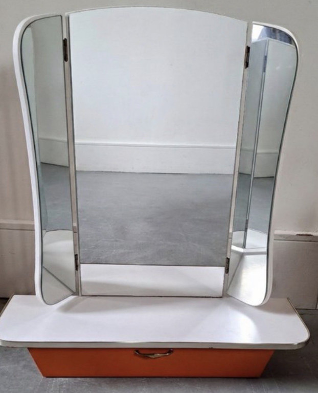 Specchiera da toeletta pieghevole a tre ante in stile Mid-Century con base arancione