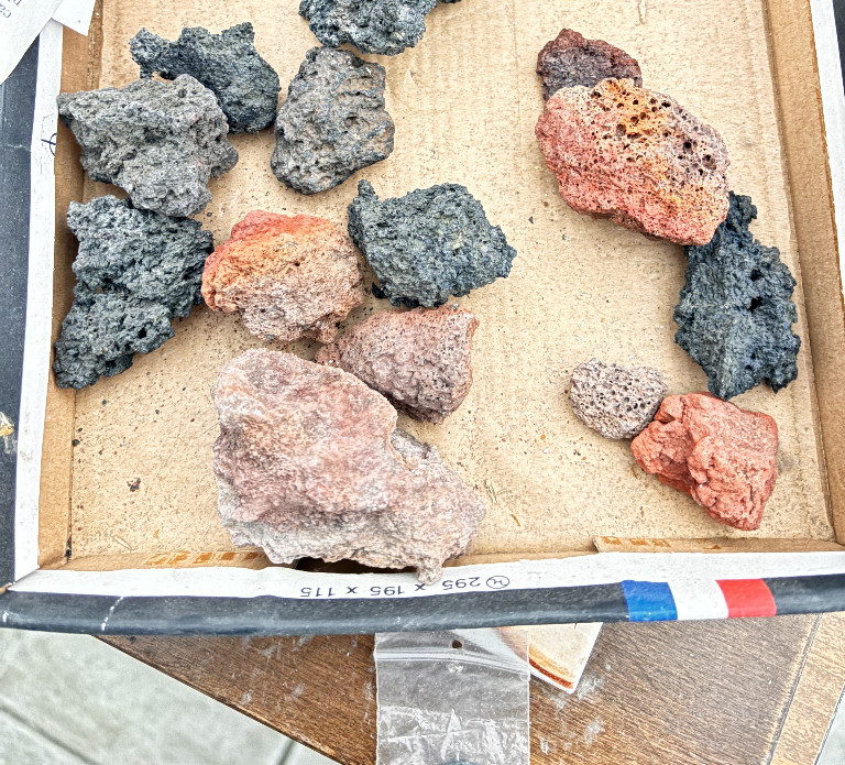 Collezione di rocce vulcaniche (pietra lavica) in vari colori e dimensioni