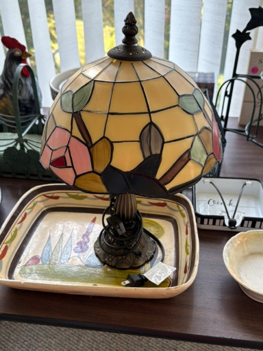 Tiffany-style stained glass table lamp with floral motif
