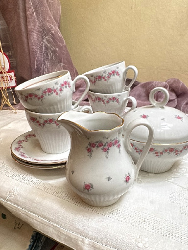 Porcelain tea set with pink rose garland pattern by Graf von Henneberg (JLMenau), pattern HEP12