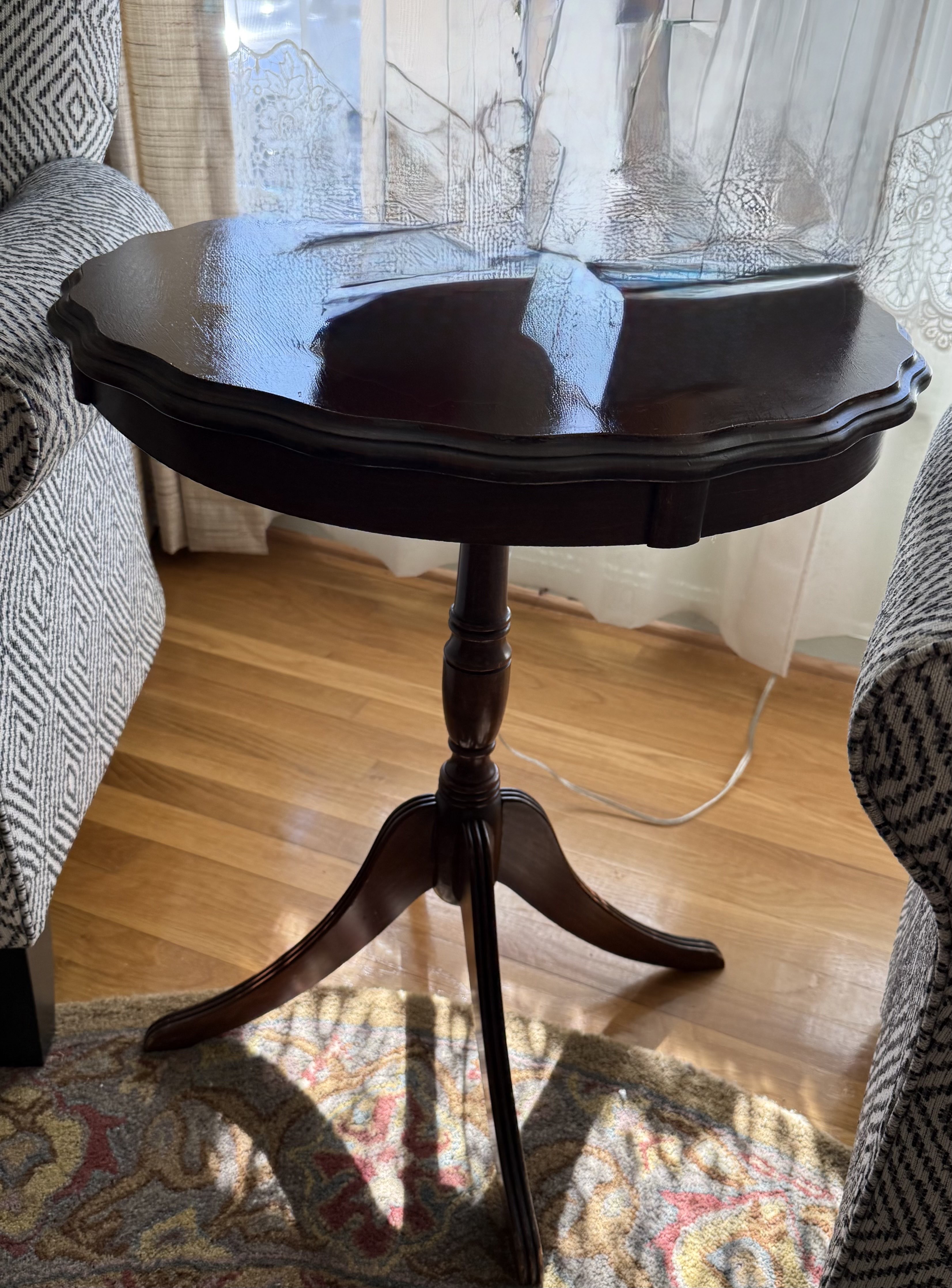 Mahogany pedestal side table with scalloped edge top