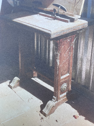 Tavolino da scrittura in mogano con ripiano in marmo rosso di Verona del Caffè San Marco, Cividale del Friuli