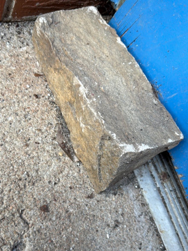Bloque de piedra caliza o arenisca tallada