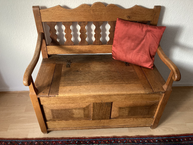 Eichenholz-Truhenbank mit geschnitzter Rückenlehne