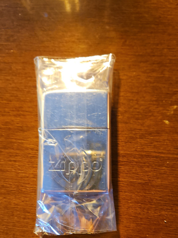 Accendino Zippo in metallo con logo inciso