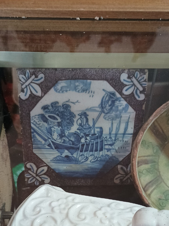 Piastrella in ceramica di Delft con scena di pescatori in barca