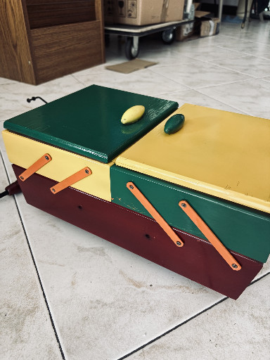 Scatola da cucito vintage in legno laccato multicolore, anni '60