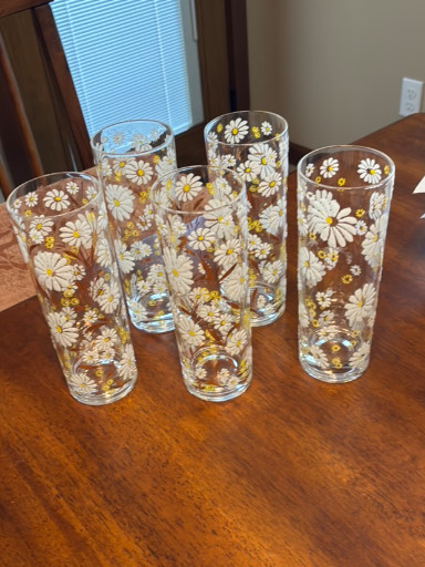 Set of 6 vintage glassware with hand-painted white and yellow daisy pattern and 22-karat gold accents by Culver Ltd.