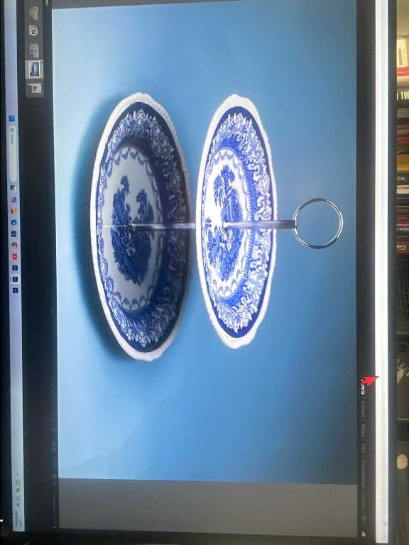 Alzata per dolci a due piani in porcellana con decoro blu e bianco, stile 'Historical Britain' o 'Romantic England'