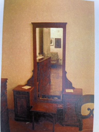 Specchio da pavimento in noce con due armadietti laterali e sgabello, manifattura del Friuli