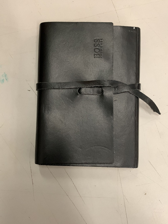 Journal en cuir noir avec fermeture à lacet par Hugo Boss