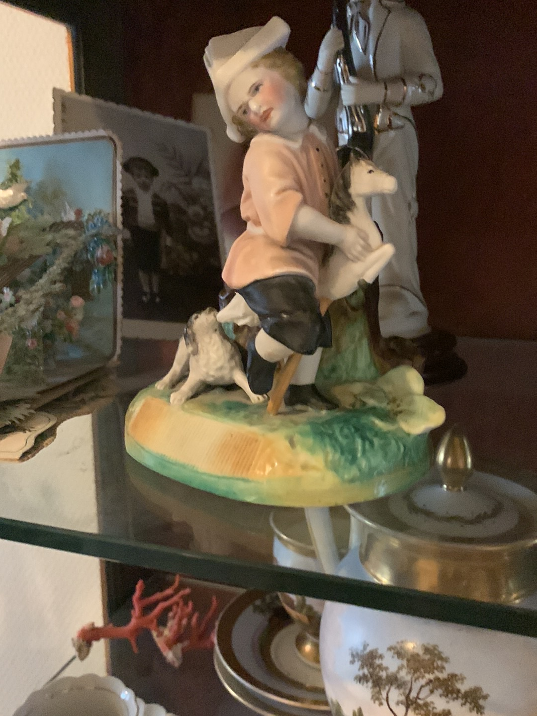 Figurine en porcelaine d'un jeune berger avec un chien et un cheval
