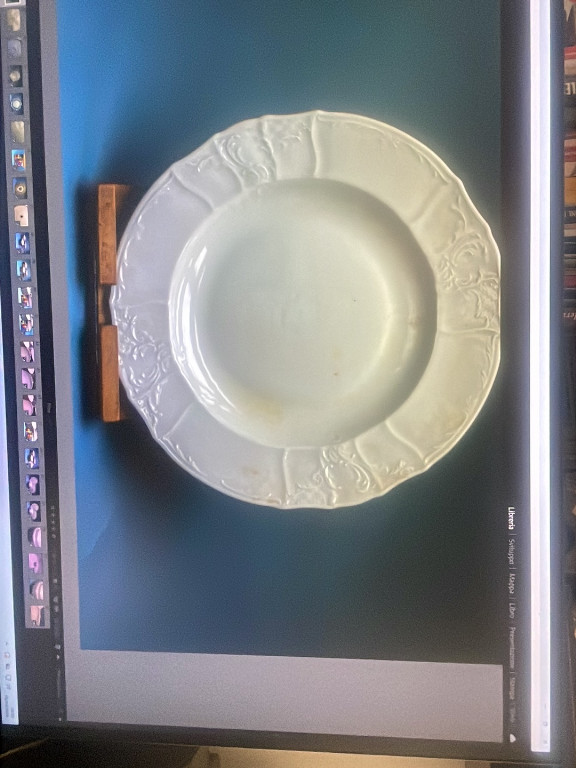 Piatto in porcellana bianca con bordo decorato in rilievo, stile classico europeo