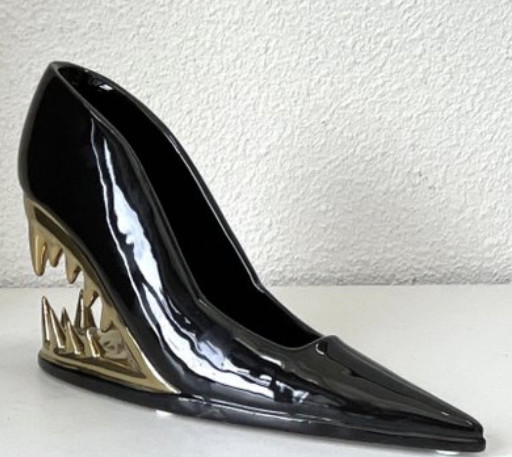 Scultura in terracotta 'Domina Schoen' (scarpa con tacco a forma di denti)