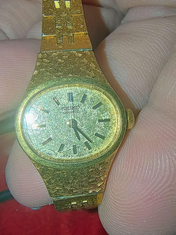 Gold-plated quartz wristwatch by Seiko