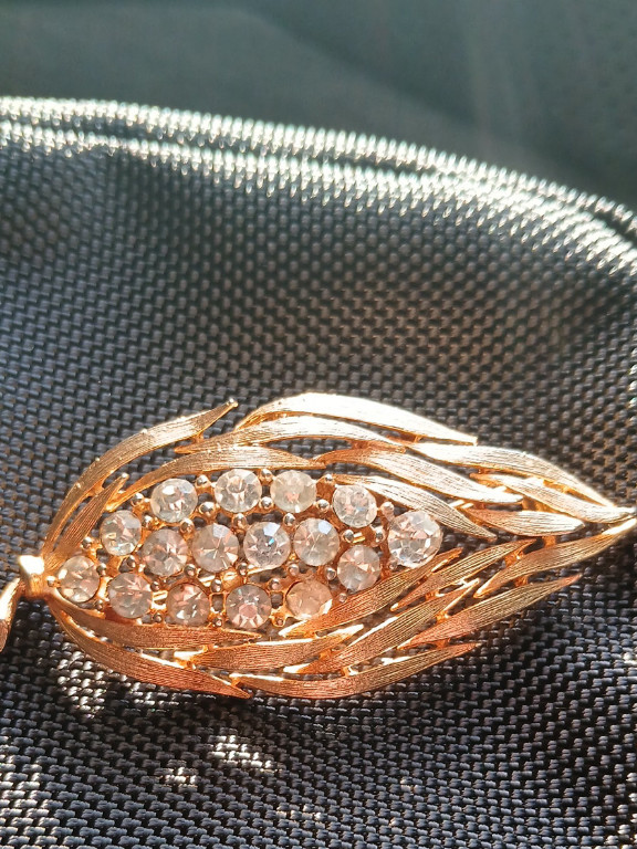 Gold-tone rhinestone leaf brooch by Lisner