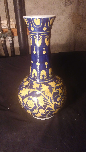 Porcelain vase with cobalt blue glaze and gilt decoration