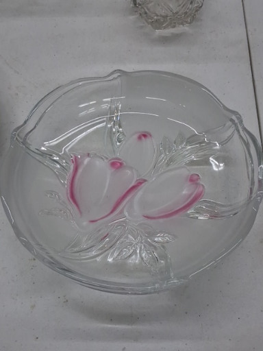 Clear glass bowl with frosted pink tulip design by Glasax