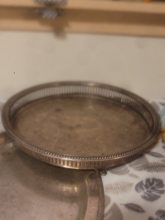 Silver-plated round gallery tray with reticulated border