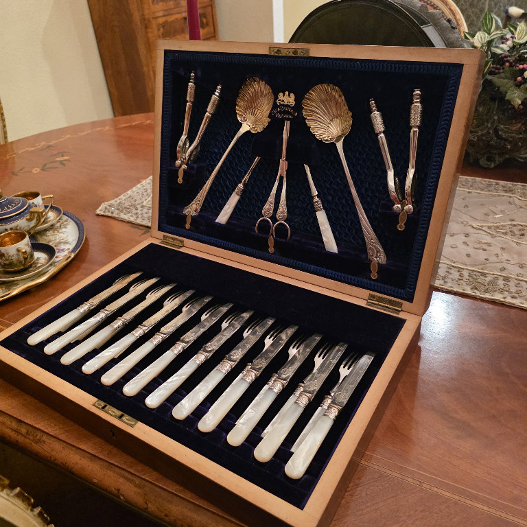 Cased silver-plated fruit cutlery set with mother-of-pearl handles, Sheffield