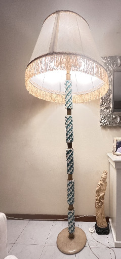 Lampada da terra con base in onice, stelo in ceramica alternato a ottone e paralume in tessuto con frangia dorata primi anni ‘50