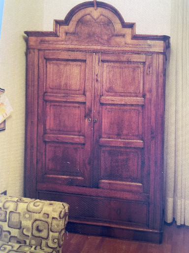 Armadio in noce stile Umbertino con coronamento sagomato